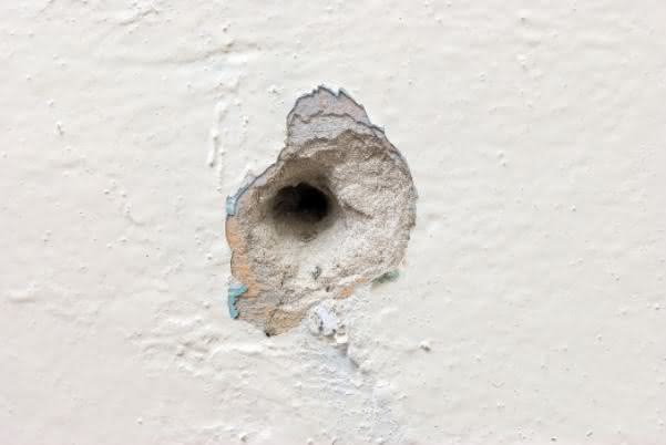 Preparo da parede com proteção de piso antes de pintar